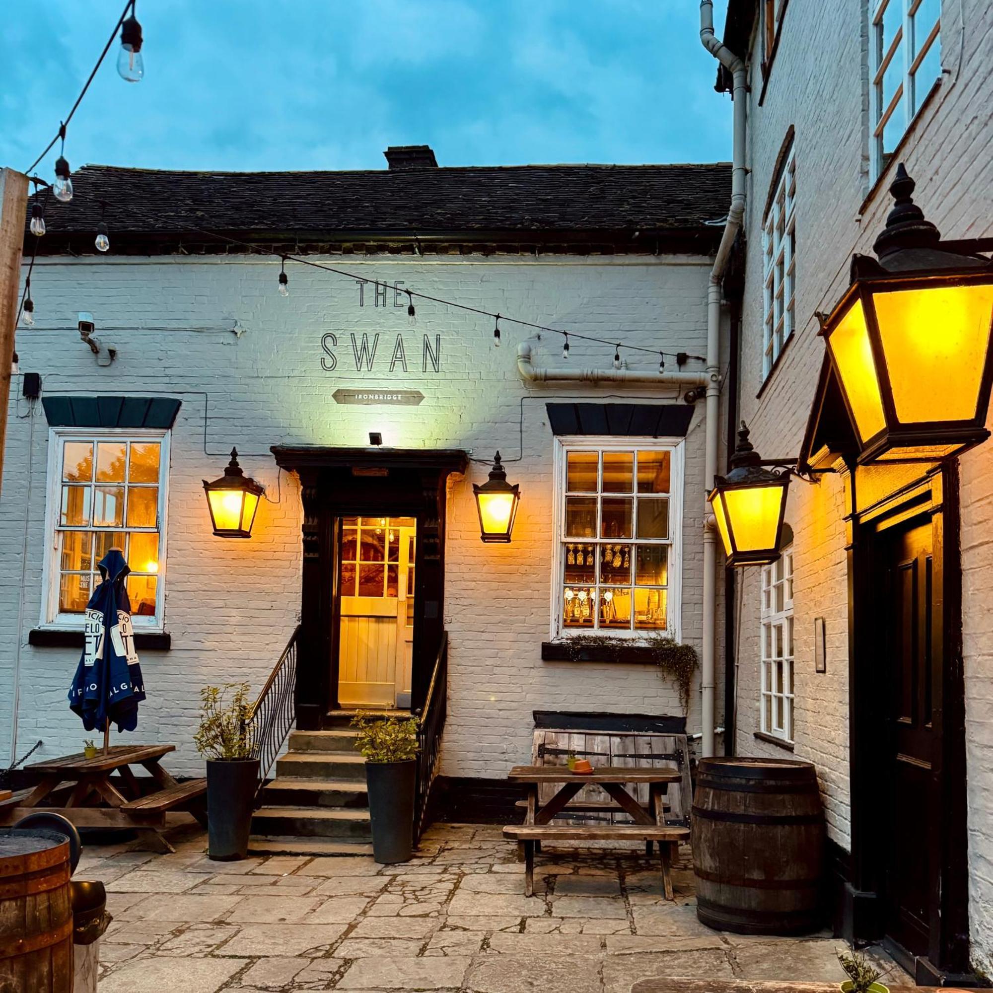 The Swan Taphouse Bed & Breakfast Айронбридж Екстериор снимка