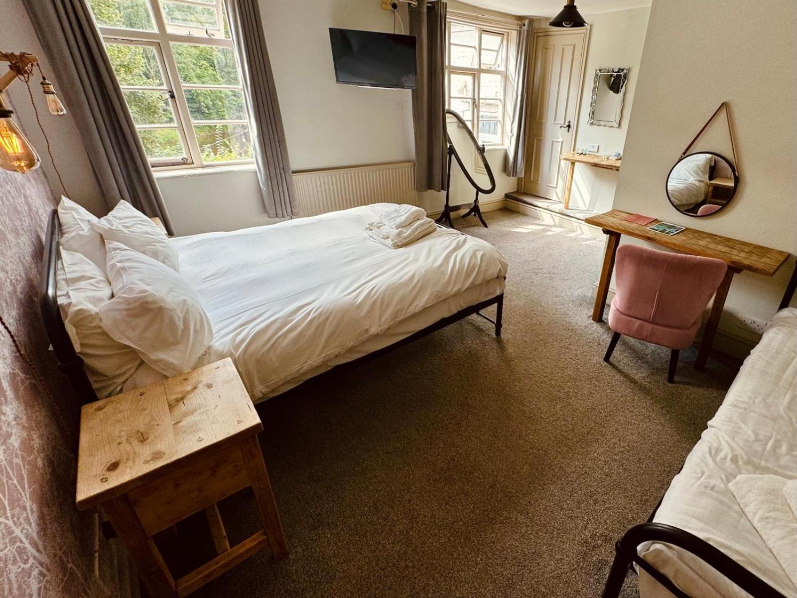 The Swan Taphouse Bed & Breakfast Айронбридж Екстериор снимка